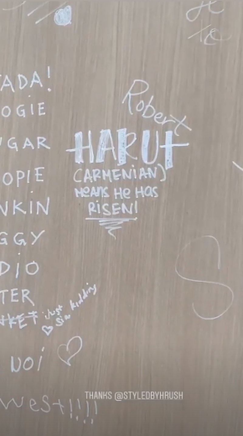 Fans undrar om Kim avslöjade bebisen namn Fans undrar om Kim avslöjade bebisen namn